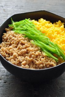 三色そぼろ丼