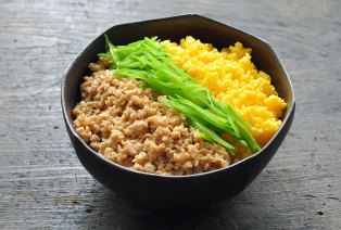 三色そぼろ丼