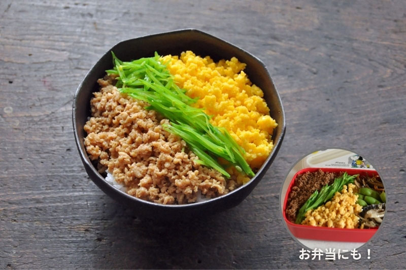 三色そぼろ丼の写真