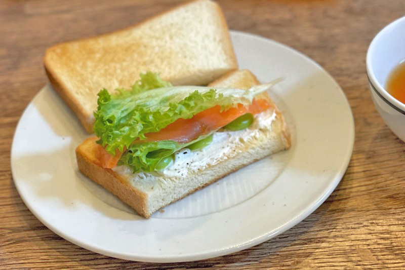 そら豆とスモークサーモンのサンドイッチの写真