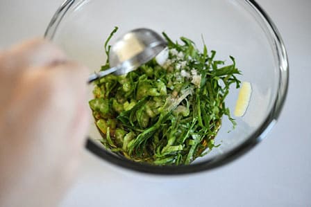 ボウルにセロリを調味料を入れる