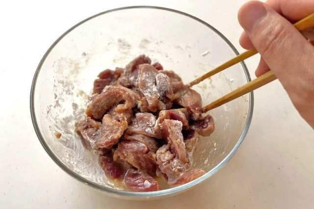 砂肝に片栗粉をまぶす