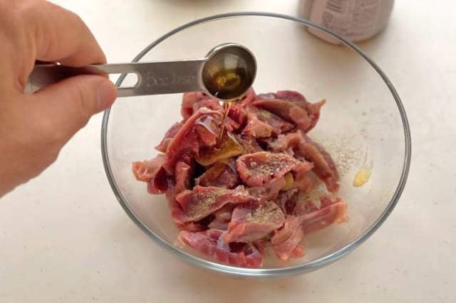 砂肝に下味をつける