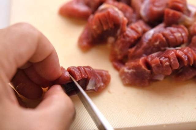 砂肝に切り込みを入れる