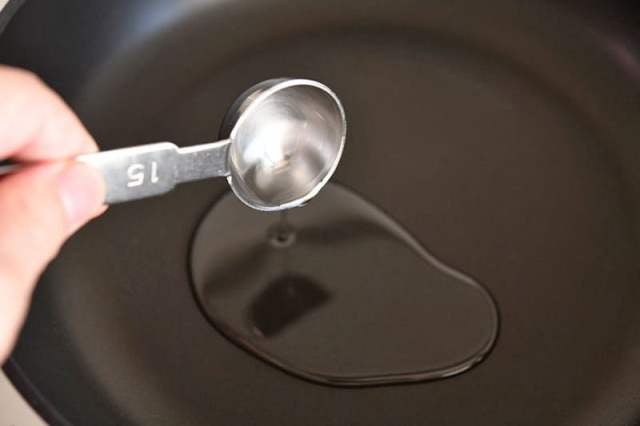 フライパンに油をしく