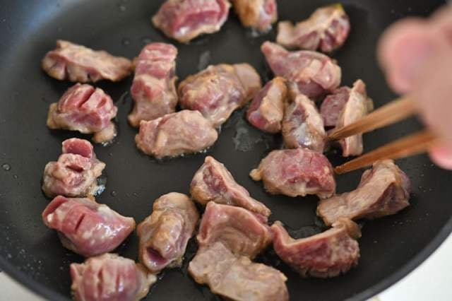 砂肝を炒め始める