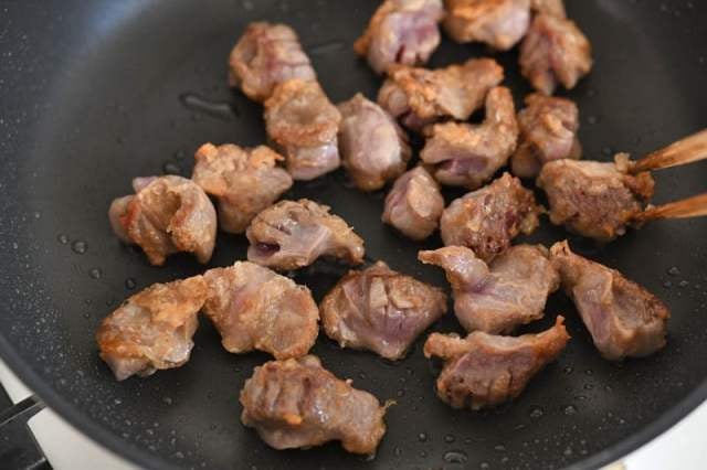 砂肝に火が通りはじめる