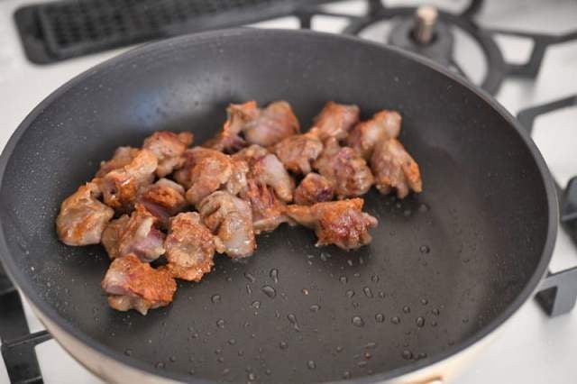 フライパンをふる