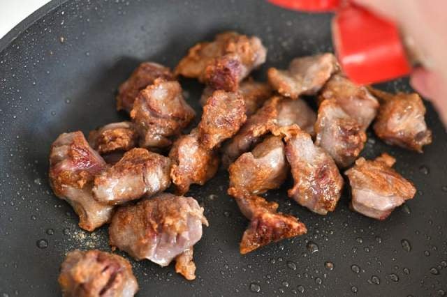 仕上げにこしょうをふる