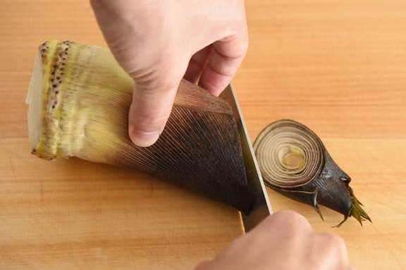 たけのこの先端を切る