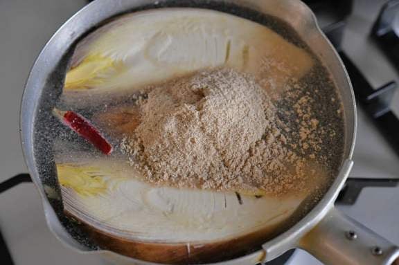 糠と唐辛子を加える