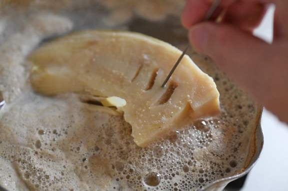 たけのこに串を刺す