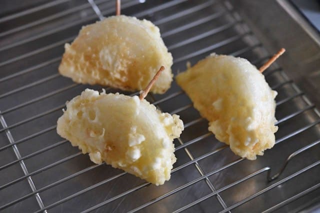 玉ねぎの油を切る