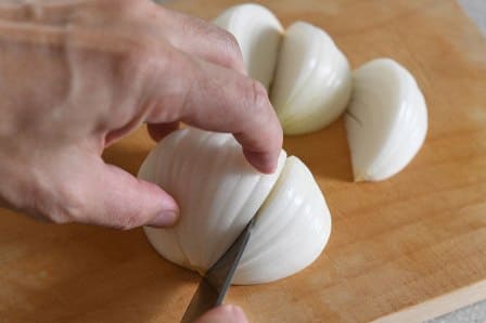 玉ねぎをくし切りにする