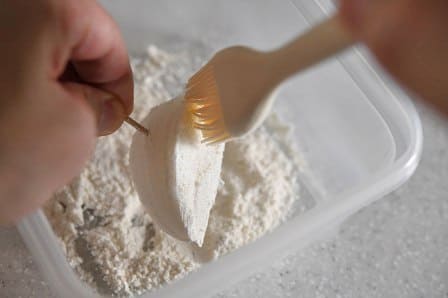 玉ねぎに打ち粉をする