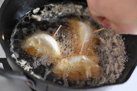 揚げ油に落とす