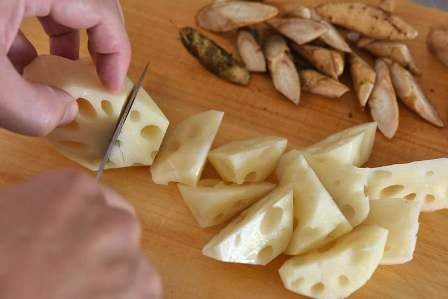 ごぼう・れんこんを切る