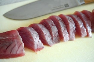 刺身を切っている写真