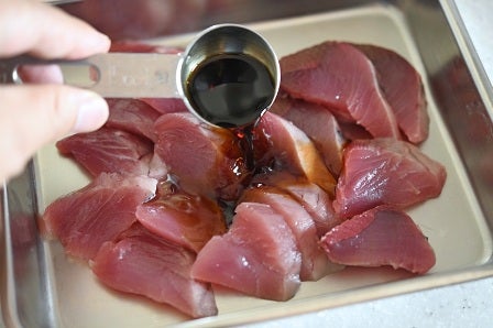 刺身に醤油をかける