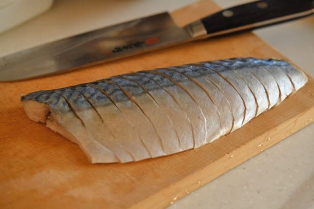 しめ鯖を切る
