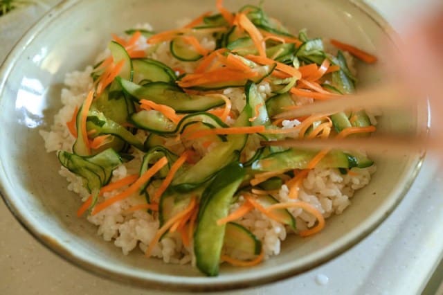 酢飯に野菜をちらす