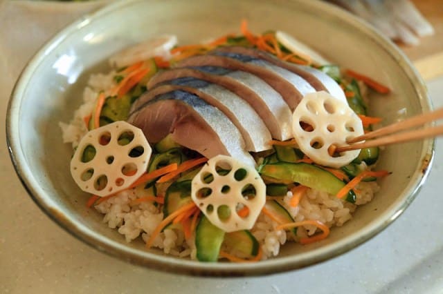 しめ鯖をのせる