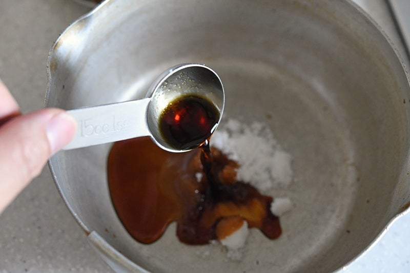 鍋に調味料を合わせる