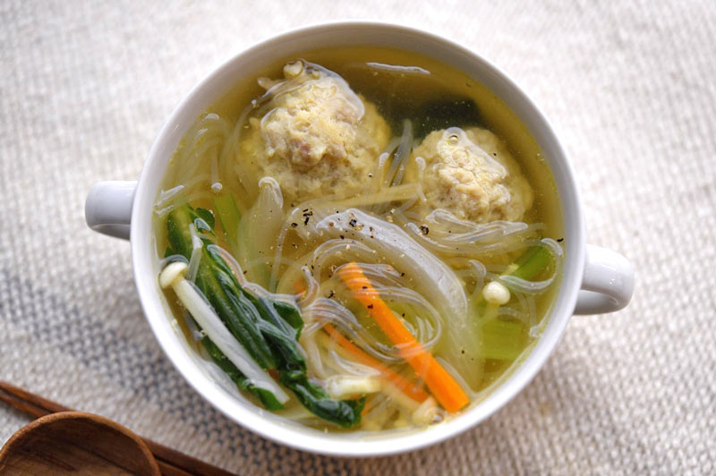 鶏団子の春雨スープの写真