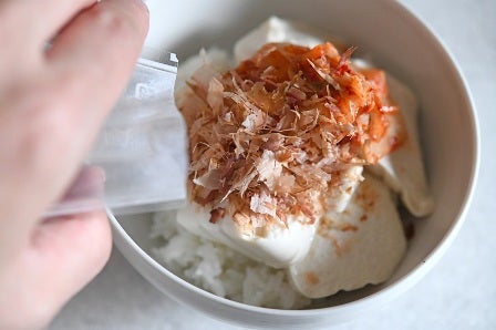 豆腐にキムチと鰹節をのせる