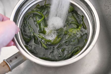 生わかめを〆る