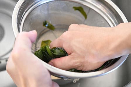 生わかめをしぼる