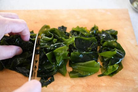 生わかめを切る