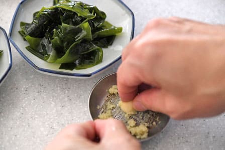 生姜すりおろす