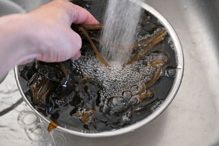生わかめを洗う