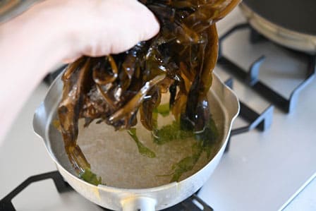 生わかめを熱湯に入れる