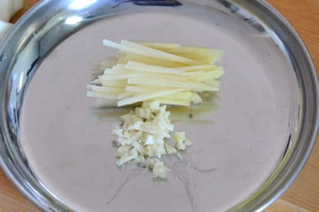 生姜とにんにくを切る