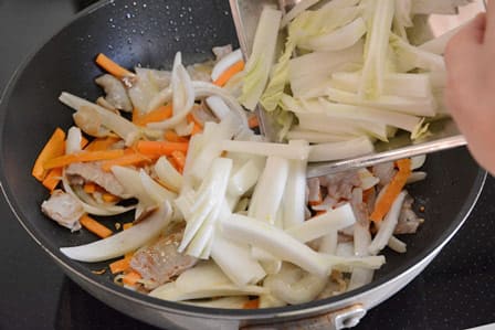 白菜の茎を投入する