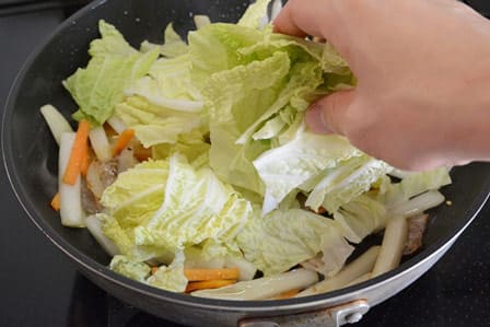 白菜の葉を投入する
