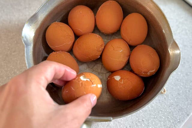 ヒビ割れた卵を水に浸けておく