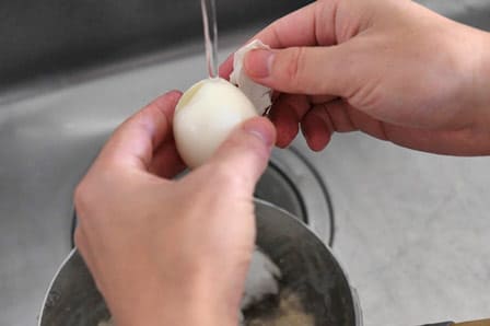流水に当てて殻をむく